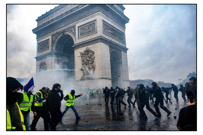 Un affrontement entre « gilets jaunes » et policiers à Paris, le 1er décembre 2018.