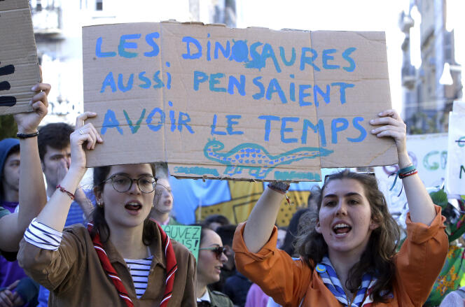 Des participants à la « Marche du siècle » à Marseille.