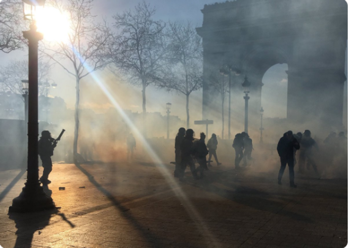 Envoi de grenades lacrymogènes pour disperser les derniers manifestants de la place de l’Étoile, lors de l’acte XVIII des « gilets jaunes », samedi 16 mars en fin de journée.