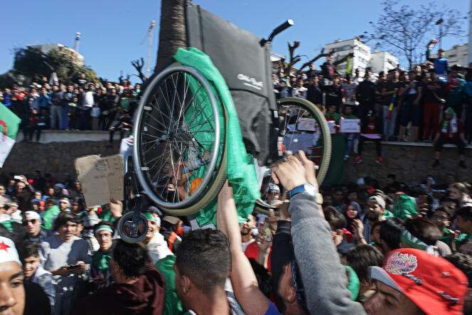 A Oran, vendredi 15 mars. Le fauteuil roulant symbolise le pouvoir d’Abdelaziz Bouteflika, 82 ans, très affaibli depuis 2013 par un accident vasculaire cérébral.