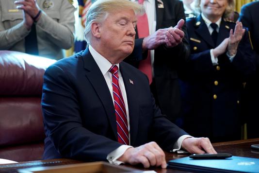JONATHAN ERNST / REUTERS Le président Donald Trump après l’annonce de son veto sur la résolution du Congrès américain pour mettre fin à l’état d’urgence.