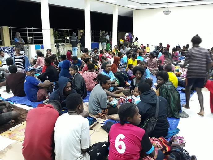 Des habitants ont trouvé refuge dans un abri provisoire, à Sentani, le 17 mars.