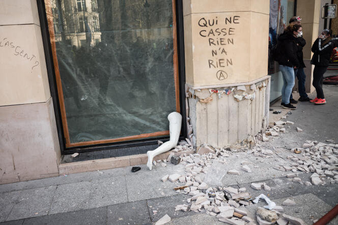 Une vitrine détruite à Paris le 16 mars 2019.