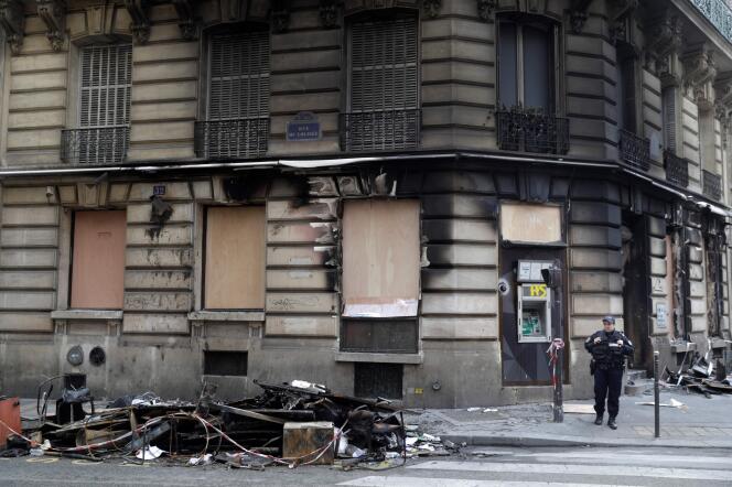 Une agence bancaire incendiée au coin de la rue du Colisée et de l’avenue Franklin-Roosevelt, près des Champs-Elysées, le 17 mars.
