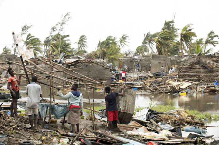 Sur cette photo prise le 15 mars et diffusée par le Comité international de la Croix-Rouge, des habitants de Beira tentent de récupérer ce qu’ils peuvent de leurs maisons délabrées par le cyclone.