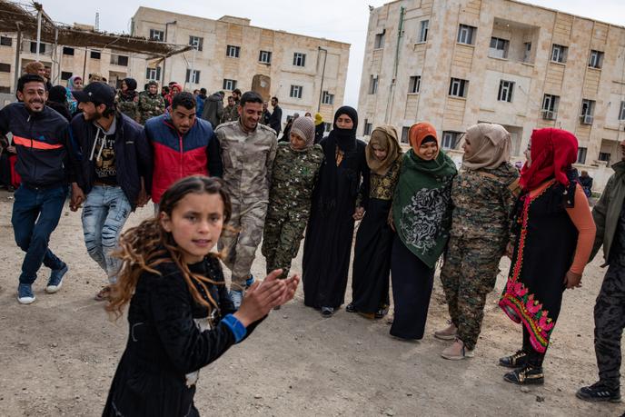 Les proches attendent de la sortie des otages. Ils dansent en leur honneur.