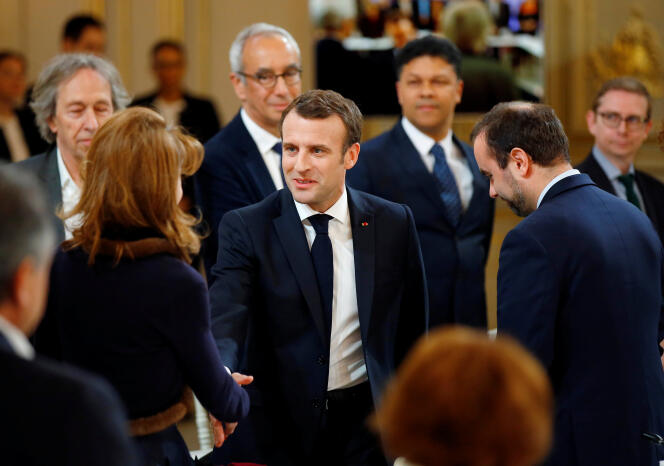 Emmanuel Macron saluant la philosophe Monique Canto-Sperber lors du débat avec les intellectuels, lundi 18 mars, à l’Elysée.