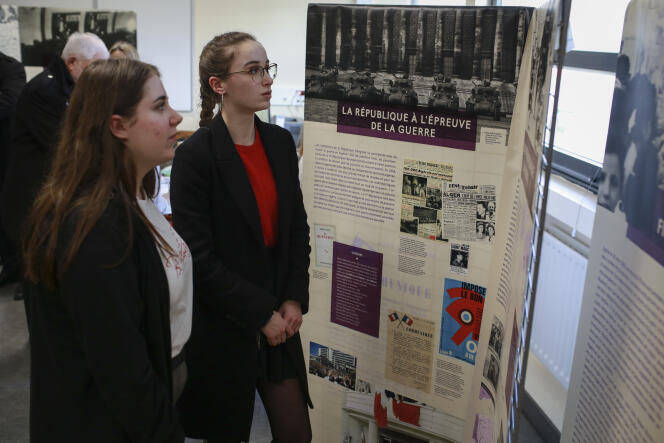 Les étudiants du lycée Louis-Bascan à Rambouillet (Yvelines) découvrent l'exposition sur la guerre d’Algérie, le 19 février.