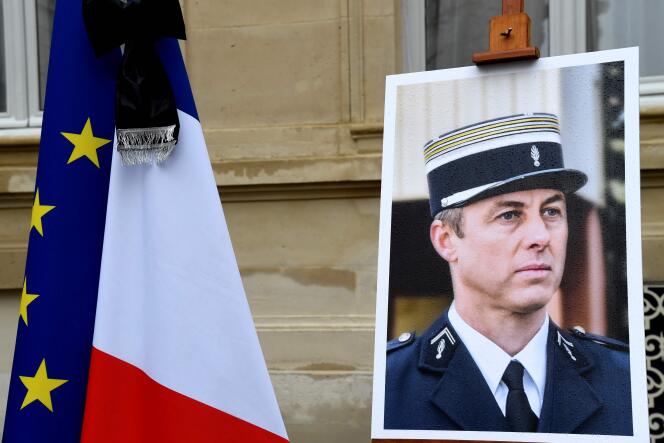 Le portrait du lieutenant-colonel Arnaud Beltrame lors d’une minute de silence, le 28 mars 2018.