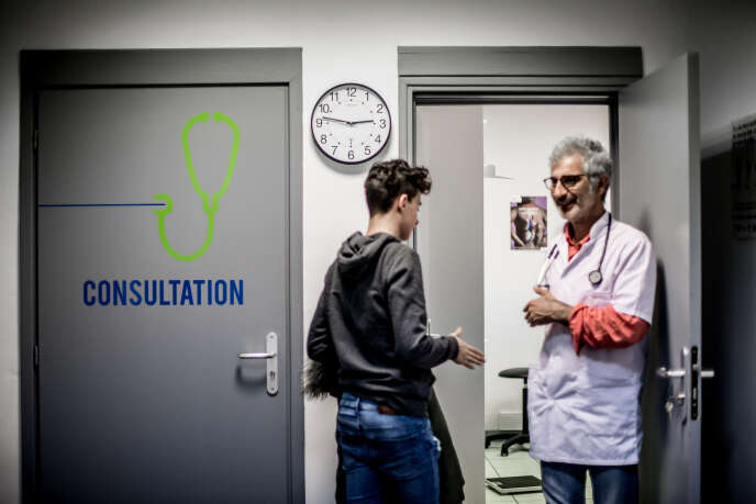 Le Dr Eric Lequain avec un patient, au centre départemental de santé, le 15 mars à Chalon-sur-Saône (Saône-et-Loire).