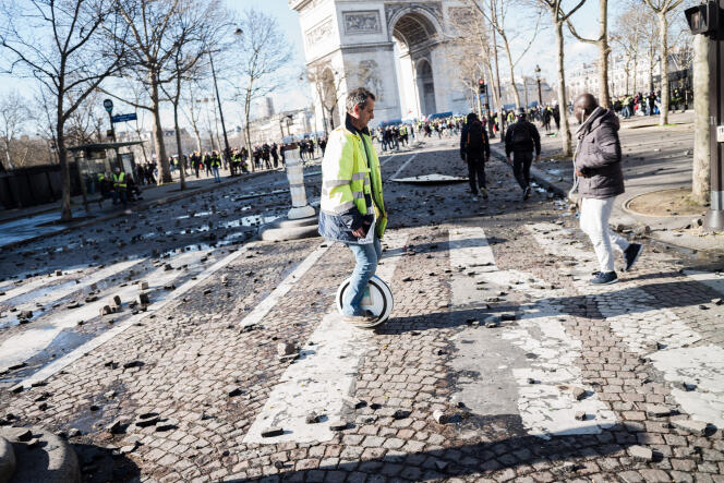 Des pierres, pavés et munitions jonchent encore le sol sur l’avenue des Champs-Elysées après les heurts entre certains manifestants et les forces de l’ordre, lors de cet acte XVIII des « gilets jaunes », le 16 mars.