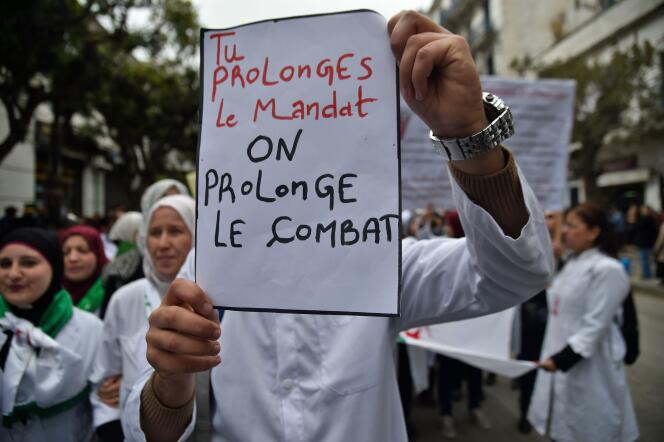 La contestation étudiante a été rejointe, mardi 19 mars à Alger, par des professeurs d’université, mais aussi par des employés du secteur médical (médecins, infirmiers…), alors que le pays célèbre l’anniversaire de l’indépendance.