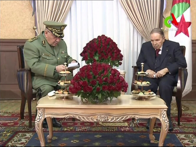Capture d’une vidéo montrant le président Abdelaziz Bouteflika (à droite) avec le chef de l’armée, Ahmed Gaïd Salah, à Alger, le 11 mars.
