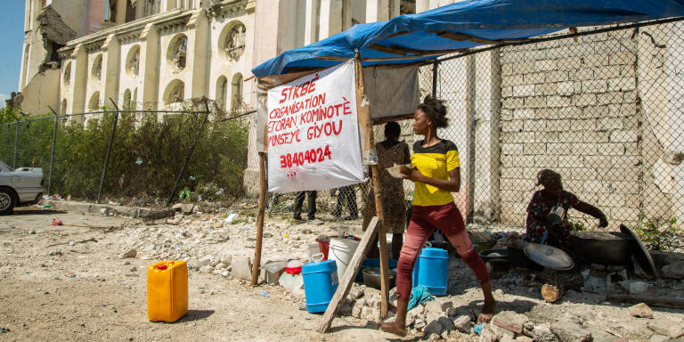 mise en commun d'engredients alimentaire pour creer un restaurant communautaire devant les ruine de la cathedrale de Port au Prince.