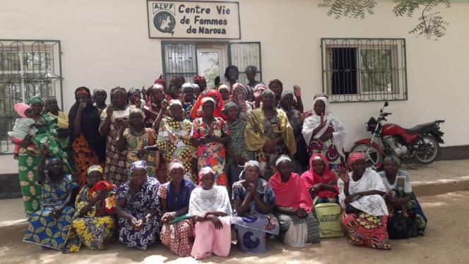 Le 28 février 2019, un groupe de femmes de Mokolo qui avaient bénéficié des formations et du soutien de l’ALVF en 2017 à Maroua est venu faire la surprise à Aïssa Doumara pour la remercier et montrer comment elles s’étaient autonomisées. « J’ai été très émue de voir le chemin qu’elles avaient parcouru en moins de deux ans ! », confie Aïssa.