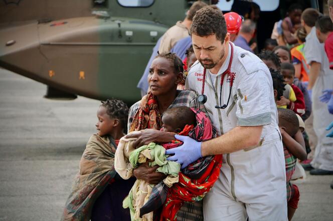 Des victimes mozambicaines du cyclone Idai, à leur arrivée à l’aéroport de Beira, au centre du pays, le 19 mars.