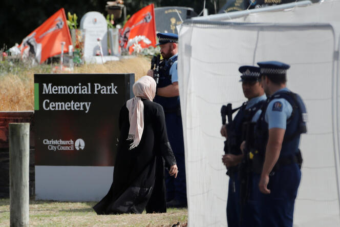 Les proches des victimes de l’attentat de Christchurch arrivent au cimetière Memorial Park, le 20 mars.