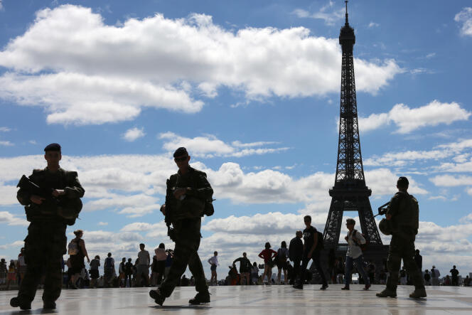 Soldats de l’opération Sentinelle, en juin 2017, sur l’esplanade du Trocadéro à Paris.