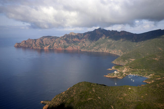 Etablie en 1975, la réserve de Scandola, forte de 920 hectares terrestres et d’une zone marine de 1 000 hectares, est titulaire de nombreux labels de protection.