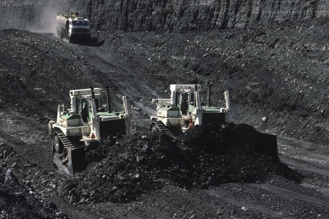 « BNP Paribas Asset Management exclura désormais de ses portefeuilles les entreprises qui génèrent plus de 10 % de leur chiffre d’affaires dans l’extraction du charbon ou qui représentent 1 % ou plus de la production mondiale » (Mine de charbon en Australie).