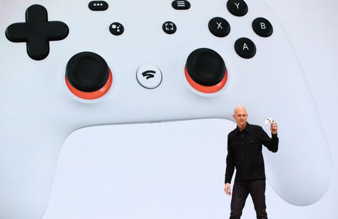 Le président de la division jeu vidéo de Google, Phil Harrison, présentant la manette destinée à la plateforme Stadia, à San Francisco, le 19 mars.