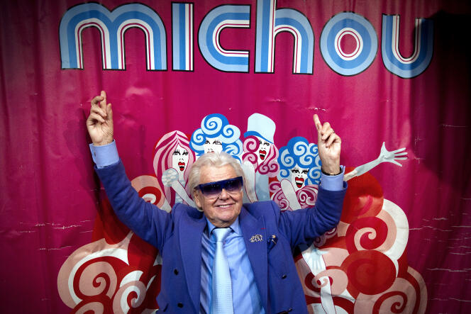 Michou sur la scène du cabaret Michou à Paris, le 20 janvier 2012.