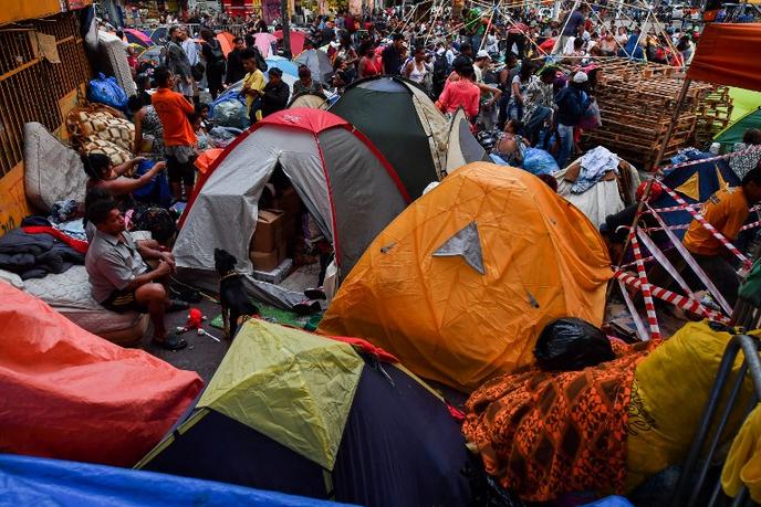 Des familles sans domicile qui occupaient un immeuble de 24 étages à Sao Paulo s’installent dans la rue après qu’un incendie a ravagé le bâtiment. Le 7 mai 2018.