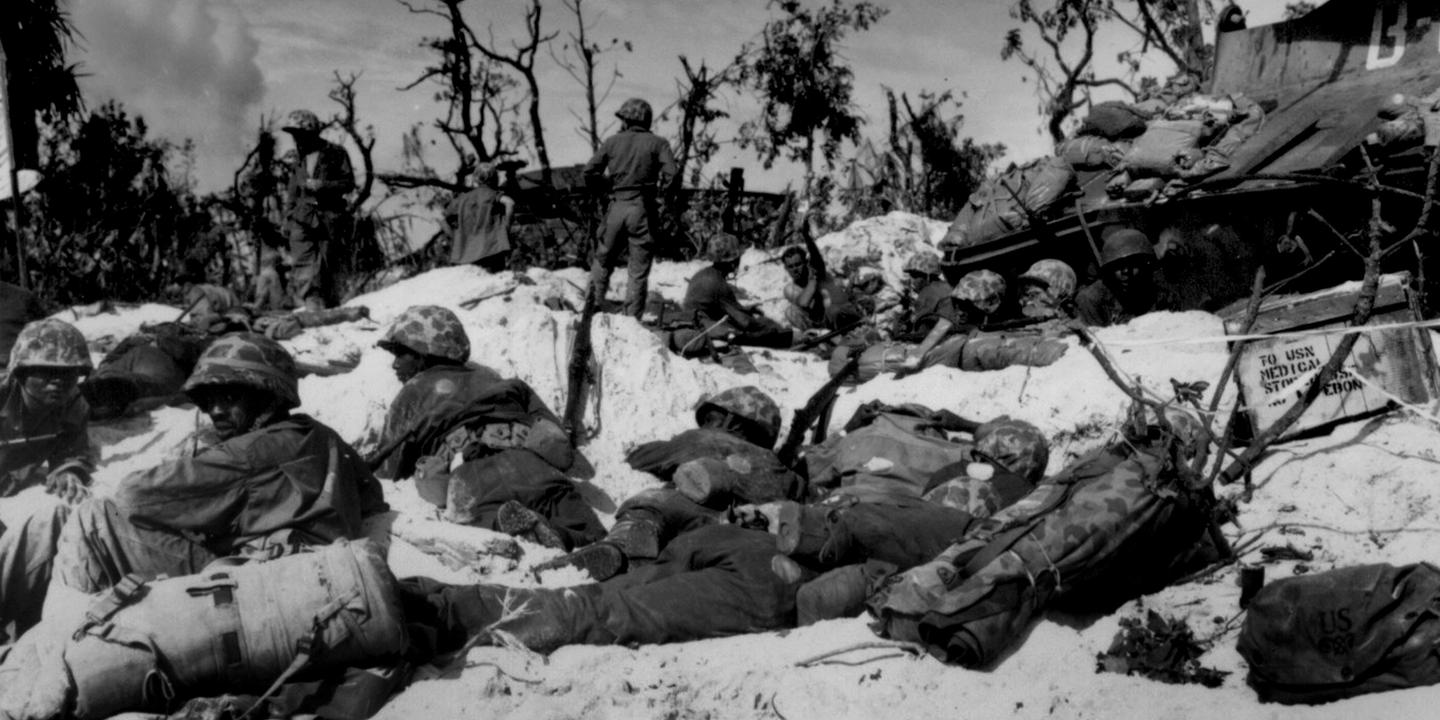 Avec Freres D Armes Eugene B Sledge Revit Les Effrois De La Guerre Du Pacifique