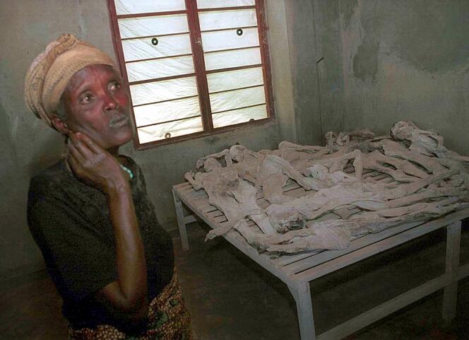 Une survivante des massacres de Murambi pleure devant les restes de ses parents, en novembre 2001, lors d’une visite au mémorial créé sur place.