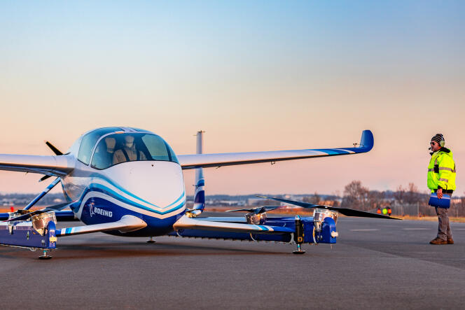 Le PAV (pour Passenger Air Vehicle) est doté de moteurs électriques grâce auxquels il décolle et se pose comme un hélicoptère, mais se propulse dans les airs comme un avion.