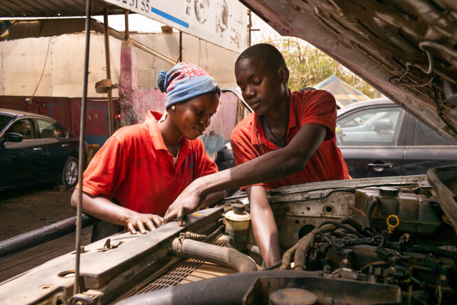 Rokhaya, 20 ans, apprend les rudiments de la mécanique dans le garage Femme Auto, dans la banlieue de Dakar, au Sénégal.