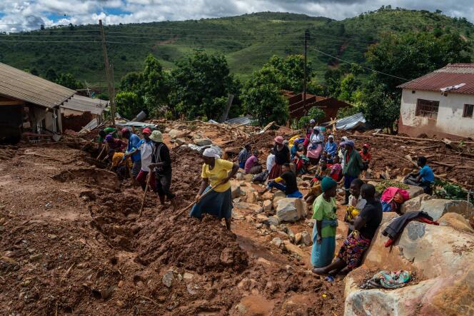Des habitants du bidonville de Ngangu, dans la ville de Chimanimani (Zimbabwe) à la recherche de victimes après le passage du cyclone Idai, le 19 mars.