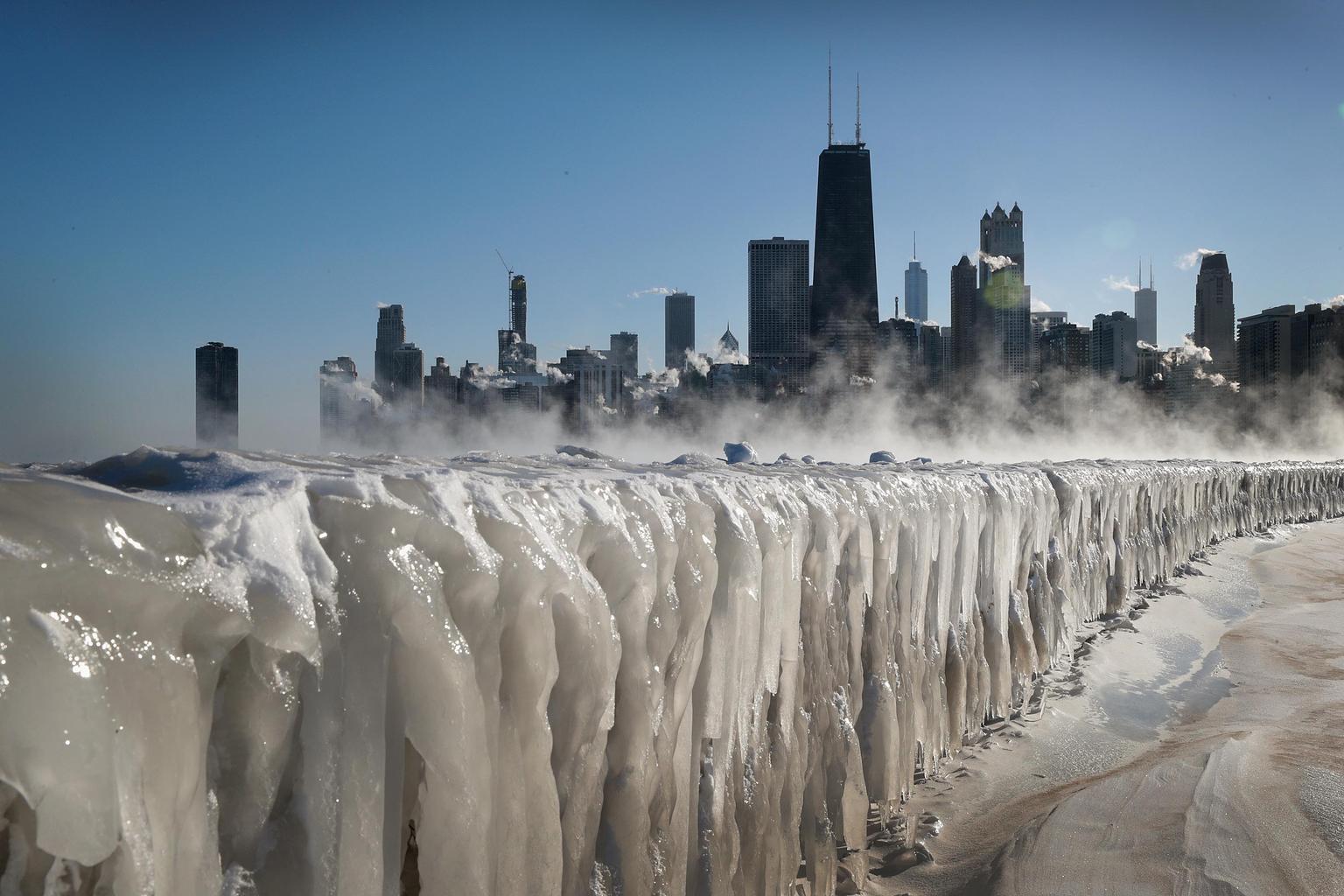 Aux EtatsUnis, le vortex polaire fige le lac Michigan en un paysage irréel