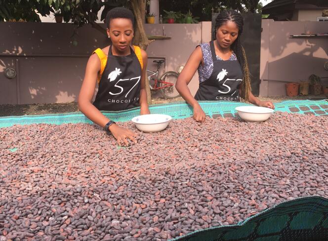 Kimerley et Priscilla Addison en train de trier des fèves biologiques d’un producteur de l’est du pays dans la cour de leur entreprise, à Accra, en février 2019.