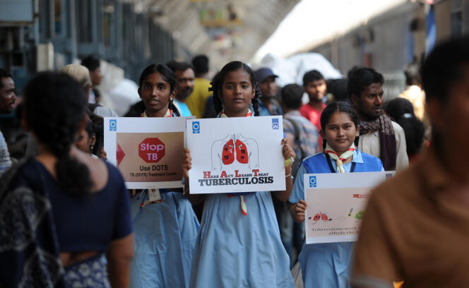 Des écoliers indiens lors d’une campagne de sensibilisation à la tuberculose, le 24 mars 2017, à Chennai, en Inde.