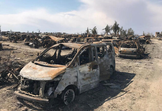 Des véhicules incendiés après que les forces soutenues par les Etats-Unis ont déclaré avoir capturé le dernier morceau de territoire de l’organisation Etat islamique, dans le village de Baghouz, en Syrie, le 23 mars 2019.