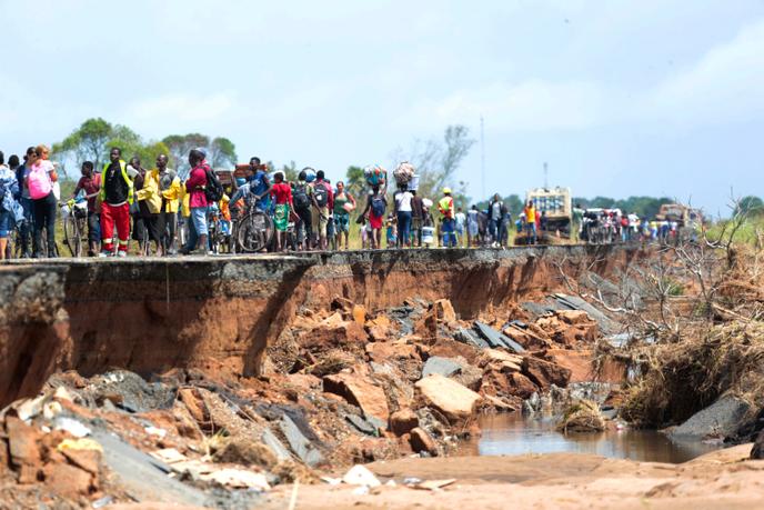 Le cyclone Idai a endommagé une section de la route à Nhamatanda, à environ 50 kilomètres de Beira, au Mozambique, le vendredi 22 mars 2019.