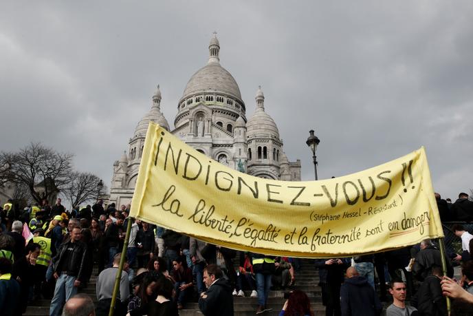 Gilets Jaunes Loin Des Champs Elysées Une Manifestation