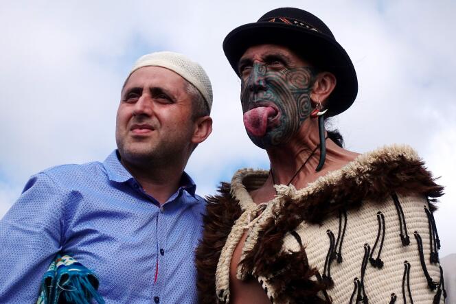 Un homme musulman et un homme Maori posent ensemble lors d’un hommage aux victimes de l’attaque de Christchurch, le 22 mars.