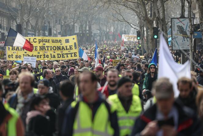 Des milliers de personnes ont manifesté à Paris, le 23 mars, pour l’acte XIX des « gilets jaunes ».