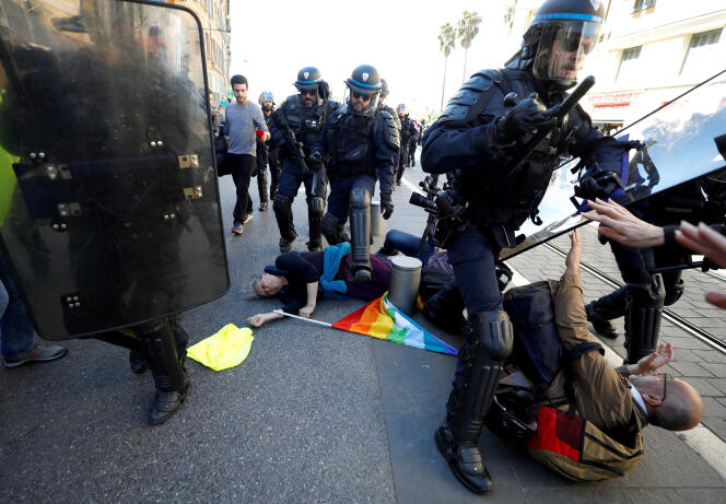 Des personnes gisent sur le sol alors que la police tente de disperser la foule venue manifester pour l’acte XIX des « gilets jaunes », à Nice.