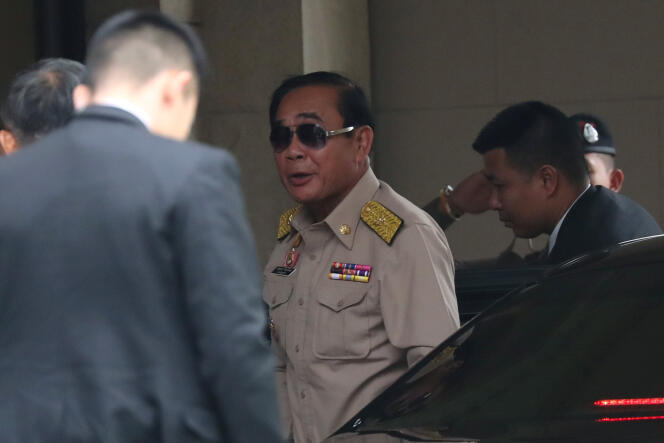 Vainqueur annoncé des élections, le premier ministre thaïlandais Prayuth Chan-ocha arrive au siège du gouvernement, à Bangkok, le 25 mars.