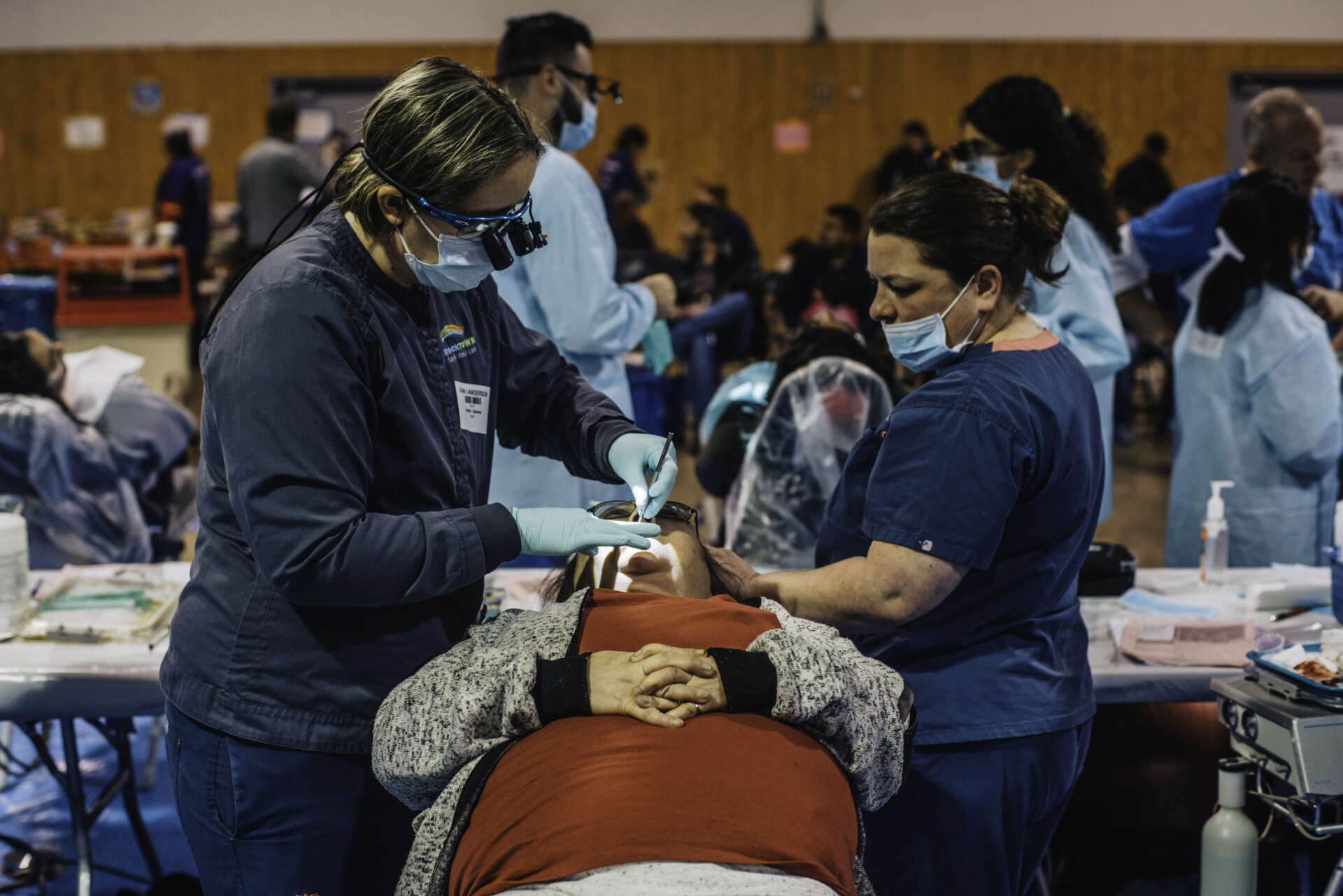Anna Coulon, ancienne infirmière en longue maladie depuis des années, avait perdu quatre dents, il y a six ans. Elle a bénéficié des soins du RAM (Remote Area Medical, Médecine en zone rurale), le 2 mars à Harrisonburg (Virginie).