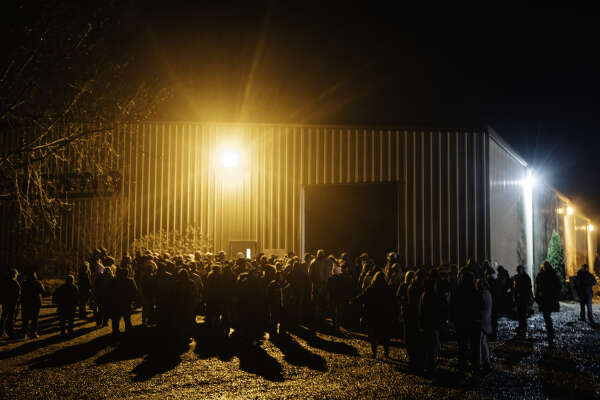 La longue file d’attente, en pleine nuit, devant le local qui va accueillir les équipes du RAM (Remote Area Medical, Médecine en zone rurale), le 2 mars à Harrisonburg (Virginie).