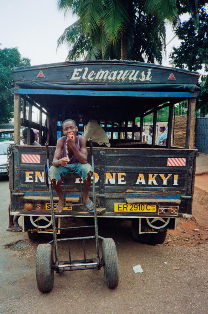 Un taxi ghanéen traditionnel, baptisé « trotro », à Accra, en 1996.