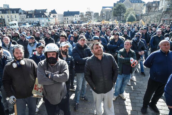 Les forains écoutent le discours du président du syndicat des travailleurs de la fête foraine, au Mans, le 25 mars.