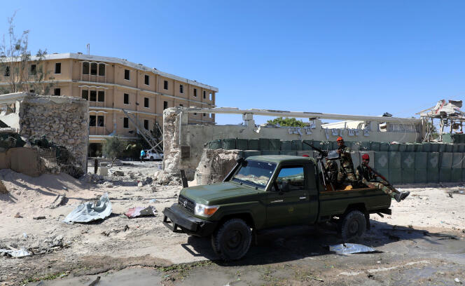A Mogadiscio, devant le complexe de bâtiments administratifs frappés par une attaque Chabab le 23 mars 2019.