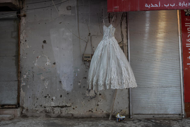 Laurence Geai est photographe depuis 2014. Elle a couvert de nombreux conflits, dont  la guerre en Syrie, notamment pour  « Le Monde ». Ici, le 10 mars 2019, une robe de mariée décore la vitrine d’un magasin du centre de Rakka, qui avait été fermé par l’EI.