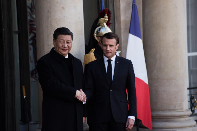 Emmanuel Macron accueille le président chinois Xi Jinping à l’Elysée, le 25 mars.