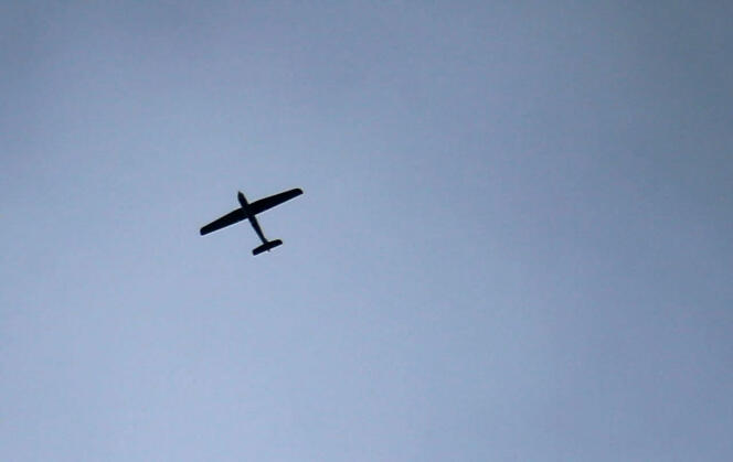 Un drone non identifié au-dessus d’Arbin, en Syrie, en février 2018.